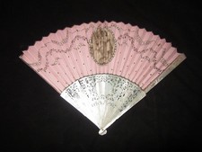 Ventilador de mão antigo c1790, francês, mãe de pérola asiática, crianças, gravura com pontas comprar usado  Enviando para Brazil