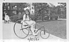 Ragazza Carina Che Cavalca Un Molto Vecchio Triciclo 1920 FOTOGRAFIA comprar usado  Enviando para Brazil