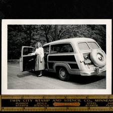 1950 Ford "Woodie" Station Wagon; Lady Is Ready To Go: foto vintage SNAPSHOT comprar usado  Enviando para Brazil