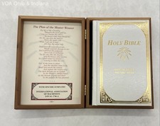 Holy Bible "Dove of Peace" KJV w/ Wooden Engraved Book Case, usado comprar usado  Enviando para Brazil