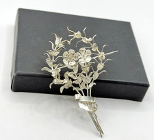 Silberfarbene blumenbrosche fi gebraucht kaufen Silberfarbene blumenbrosche fi gebraucht kaufen  Gifhorn
