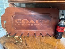 Bolsa Coach etiqueta logotipo publicidade loja exibição couro madeira suporte prateleira comprar usado  Enviando para Brazil