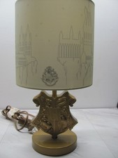 Abajur de mesa de cabeceira Harry Potter dourado Hogwarts crista colecionável testado funciona comprar usado Abajur de mesa de cabeceira Harry Potter dourado Hogwarts crista colecionável testado funciona comprar usado  Enviando para Brazil