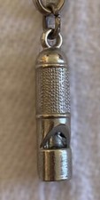 🚨🚨siffler, apito, porta-chaves, chaveiro porte-clés, llavero, chaveiro vintage, usado comprar usado  Enviando para Brazil