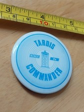 Broche/emblema vintage original da Inglaterra 1970 Dr Who Tardis Commander 1" lata  comprar usado  Enviando para Brazil