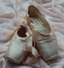 Pointe shoes pink for sale  BARNET