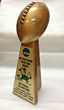 TROFÉU DE FUTEBOL 10" NOTRE DAME FIGHTING IRISH NCAA NATIONAL CHAMPIONS GOLDTONE comprar usado TROFÉU DE FUTEBOL 10" NOTRE DAME FIGHTING IRISH NCAA NATIONAL CHAMPIONS GOLDTONE comprar usado  Enviando para Brazil