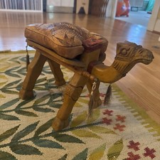Antiguo taburete camel tallado a mano vintage - madera y cuero con borlas MCM  segunda mano  Embacar hacia Mexico