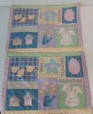 2 PRACEMATS ACOLCHOADOS Primavera Coelhinhos da Páscoa Ovos Filhotes Flores Gingham LIMPO  comprar usado  Enviando para Brazil