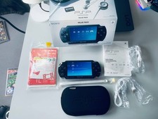 🎮 Sony PSP 1004 Value Pack – kompletny oryginalny stan / przedmiot kolekcjonerski na sprzedaż 🎮 Sony PSP 1004 Value Pack – kompletny oryginalny stan / przedmiot kolekcjonerski na sprzedaż  Wysyłka do Poland
