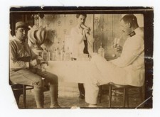 PHOTO vintage print snapshot, 2 militaires cocktail barman colonie militaria, używany na sprzedaż  Wysyłka do Poland