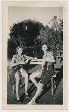 SAIA QUADRICULADA LEGGY Meninas OLHOS FECHADOS em SOL vintage anos 40 MULHERES NAMORADAS foto PERNA comprar usado  Enviando para Brazil