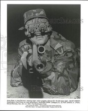 1987 Press Photo Spec. 4 Jose Serrano usa óculos de visão noturna com laser de arma comprar usado  Enviando para Brazil