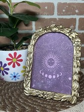 Moldura decorativa Vivian Sheffield retangular ornamentada floral dourada arqueada 6x8” comprar usado  Enviando para Brazil