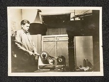 Foto instantânea antiga de homem com toca-fitas filme placa “Radio World” comprar usado  Enviando para Brazil