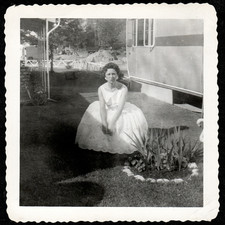 Usado, Apresse-se, estou congelando! Lady Outside Trailer Home Garden: Vintage SNAPSHOT comprar usado  Enviando para Brazil