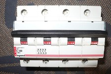 Disjoncteur tetra. 100a d'occasion  Barr