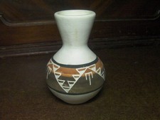 Usado, Etiqueta de cerâmica SIOUX ASSINATURA GRAVADA INTERNA NA PARTE INFERIOR VASO INDÍGENA AMERICANO comprar usado  Enviando para Brazil