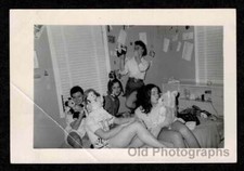 GIRLFRIENDS SEGURANDO NARIZ QUARTO BONECAS 1957 FESTA DO PIJAMA FOTO VINTAGE - E153 comprar usado  Enviando para Brazil