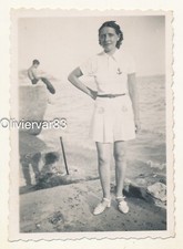 Foto vintage - mulher elegante em vestido branco curto à beira-mar comprar usado  Enviando para Brazil