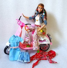 Boneca articulada Barbie feita para se mover com roupas hippie clithes e scooter Vispa comprar usado  Enviando para Brazil