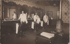 Usado, Elegante Barbearia Cadeiras de Barbeiro Toalhas Panela Barriga Fogão 1915 RPPC Foto Cartão Postal comprar usado  Enviando para Brazil