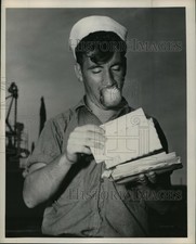 1945 Press Photo Pearl Harbor, um marinheiro que retorna coleta sua correspondência e um lanche comprar usado  Enviando para Brazil