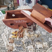 Arca de Noé vintage feita à mão de madeira 14 animais 1 pássaro azul 2 escadas esculpidas comprar usado  Enviando para Brazil
