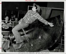 1977 Press Photo Russell Christ Rides Mechanical Bull, Houston, Texas, usado comprar usado  Enviando para Brazil
