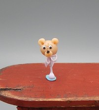 Miniatura de casa de bonecas Karen Markland esculpida à mão ursinho de pelúcia chocalho bebê 1:12 comprar usado  Enviando para Brazil