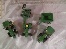 Miniatura fundida John Deere 3 tratores +2 implementos (veja fotos) comprar usado Miniatura fundida John Deere 3 tratores +2 implementos (veja fotos) comprar usado  Enviando para Brazil