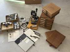 Usado, Máquina de carimbo Kingsley Hot Foil com acessórios, 10+ conjuntos de tipos, rolos funcionam comprar usado  Enviando para Brazil