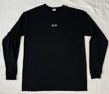 Camisa bordada Oakley Center Logo XL 22,5” X 30” RARA Y2K preta vintage manga comprida comprar usado Camisa bordada Oakley Center Logo XL 22,5” X 30” RARA Y2K preta vintage manga comprida comprar usado  Enviando para Brazil