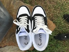 Zapatos Calvin Klein ligeramente usados blancos y negros segunda mano  Embacar hacia Mexico