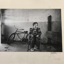 Foto de um menino sentado em sua cadeira na frente de sua bicicleta, usado comprar usado  Enviando para Brazil
