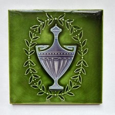 Azulejo antigo vitoriano verde vitrificado com urna clássica e design de coroa de louros comprar usado  Enviando para Brazil
