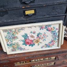 Usado, Bandeja de servir vintage estrutura de madeira base e alças colcha rosa tecido e capa de vidro comprar usado  Enviando para Brazil
