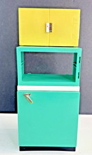 Geladeira e armário vintage 1960 leitura luxo boneca Barbie casa dos sonhos comprar usado Geladeira e armário vintage 1960 leitura luxo boneca Barbie casa dos sonhos comprar usado  Enviando para Brazil