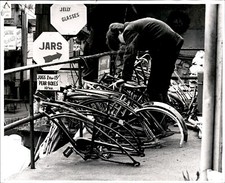 LG974 '72 Foto Original QUADROS E PEÇAS DE BICICLETA Loja de Poupança Vendendo Peças de Bicicleta comprar usado  Enviando para Brazil