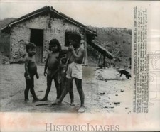 1961 Press Photo Crianças Desnutridas, Victoria de Santo Antão, Brasil comprar usado  Enviando para Brazil