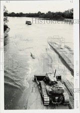 1984 Press Photo máquina de raspar cabeças pelo rio Arkansas carregada com areia comprar usado 1984 Press Photo máquina de raspar cabeças pelo rio Arkansas carregada com areia comprar usado  Enviando para Brazil