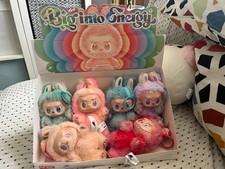 Pop Mart Labubu The Monsters Big into Energy Series Vinyl Plush Pendant (1 Box) na sprzedaż Pop Mart Labubu The Monsters Big into Energy Series Vinyl Plush Pendant (1 Box) na sprzedaż  Wysyłka do Poland