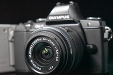 [1 rok gwarancji] Olympus OMD E-M5 Bezlusterkowy aparat cyfrowy z obiektywem Czarny 8083 na sprzedaż  Wysyłka do Poland