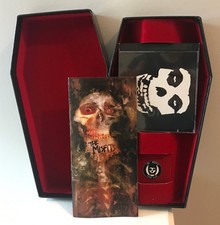 The Misfits Box set Fiend Club Complete Booklet Pin 4 Cds Coffin Box comprar usado The Misfits Box set Fiend Club Complete Booklet Pin 4 Cds Coffin Box comprar usado  Enviando para Brazil