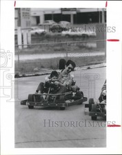 1987 Press Photo Juan Lopez e sobrinho Freddie Lopez Jr. na faixa de carrinho Westpark comprar usado  Enviando para Brazil