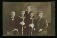 F0025; Rodzina. Komunia?. Stare duze oryginalne zdjecie na kartoniku z okolo 191 na sprzedaż  PL