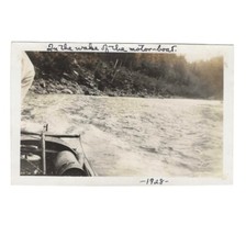Foto legendada vintage tirada do barco instantânea “In The Wake of the Motorboat” comprar usado  Enviando para Brazil