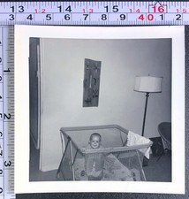 Caneta para brincar de bebê criança sala de estar sorridente foto vintage BW instantânea comprar usado  Enviando para Brazil