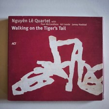 Nguyen walking the gebraucht kaufen  Schauenburg