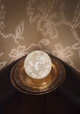 Luminária de mesa globo esfera branca flores perfuradas cerâmica fosca 8" comprar usado  Enviando para Brazil